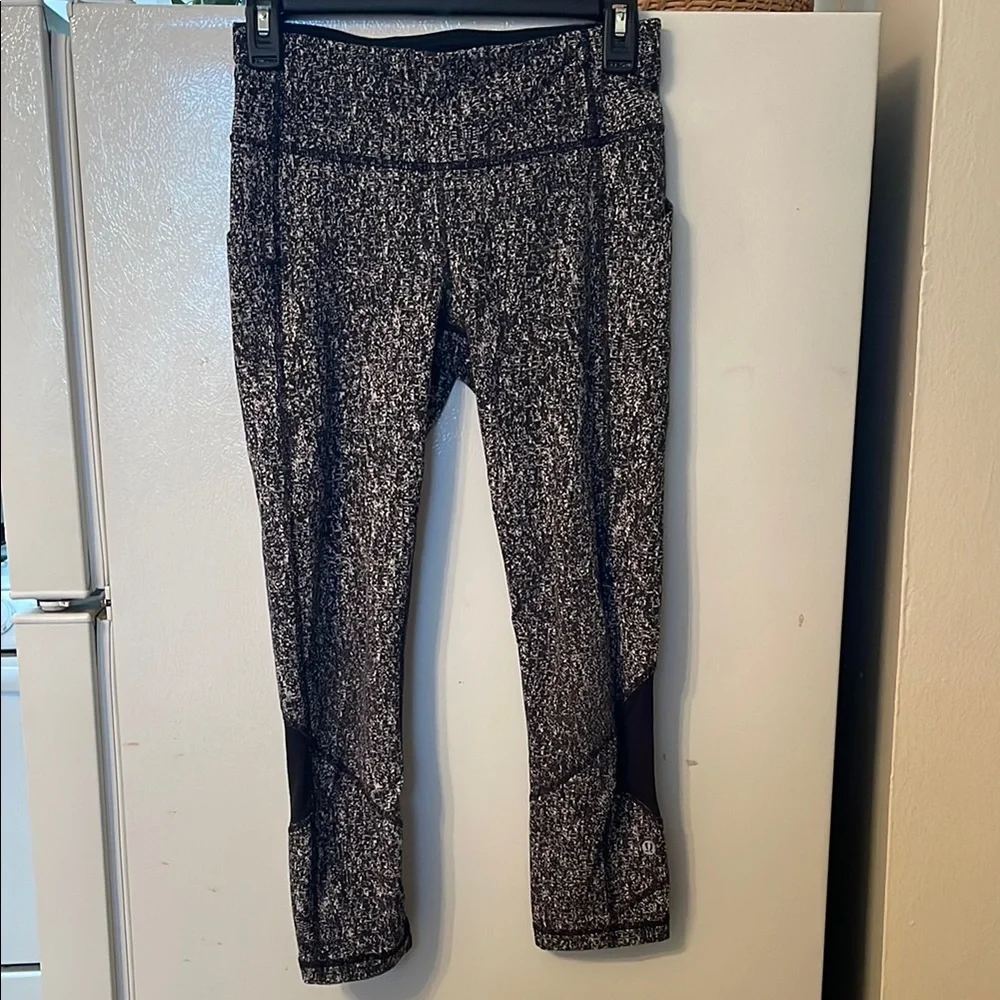 Lululemon Size 4 Black White Crop‎ Leggings Like New